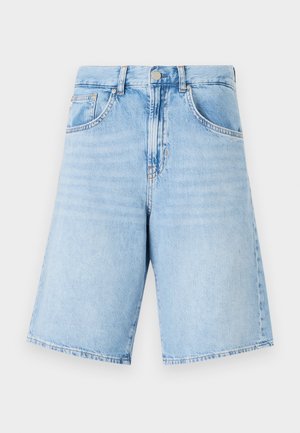 Calções de ganga azul claro com uma cintura alta, apresentando dois bolsos frontais, fecho por botão e pernas retas e largas. Desgaste leve por todo o lado.