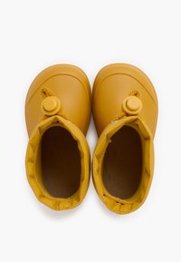 Scarpe gialle in gomma con punta arrotondata, corda in gomma testurizzata come accent, e interno imbottito. La superficie esterna appare liscia con una finitura lucida.