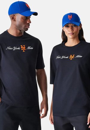 Les t-shirts en coton noir présentent un logo orange "New York Mets" sur le devant ; une casquette bleue assortie complète le design.