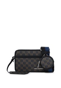 Bordó és fekete műbőrből készült monogramos keresztpántos táska, cipzáras rekeszekkel, levehető kerek tárcával, állítható pánttal, kék díszítéssel.