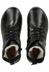 Černé kožené kotníkové boty s šněrováním a zipem. Měkká podšívka viditelná na otvoru, polstrované stélky, texturované podrážky a logo uvnitř.