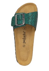 Groene gestructureerde slipper met een zilveren metalen gesp, kurken voetbed en zwarte zool. Merkafdruk op het binnenste voetbed.