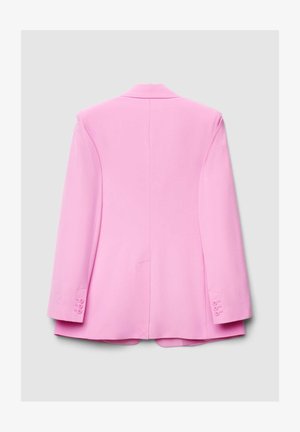 Blazer rose avec une coupe structurée, des revers à cran, des manches longues et des poignets boutonnés. Texture lisse avec deux poches latérales et une fente au dos.