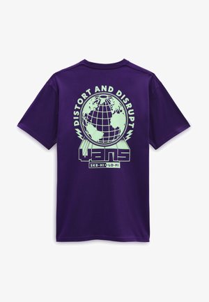 Paarse Vans T-shirt met lichtgroene afbeelding van een globe en tekst "Distort and Disrupt" en "SK8 · HI · LO-FI" op de achterkant.