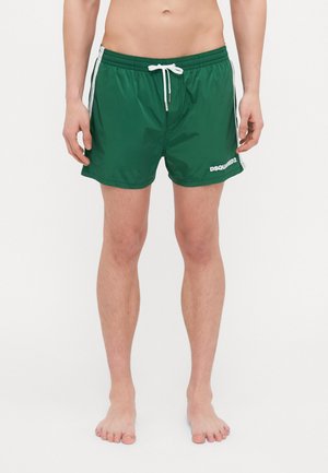Shorts de bain verts en matériau léger, dotés d'une taille élastique avec cordon de serrage, de rayures blanches sur les côtés, et du logo "DSQUARED2" sur le devant.