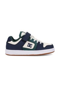 Os ténis DC para skate apresentam uma parte superior sintética em azul-marinho e verde, detalhes brancos, fecho com cadarços e Velcro, e uma sola de borracha texturizada em cor de caramelo.