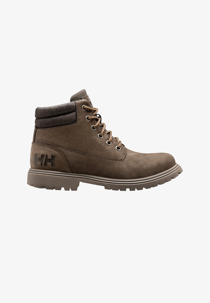 Botines marrones de cuero con cuello marrón texturizado, cordones marrones y suela gris robusta. Presentan un logotipo en el lado exterior.