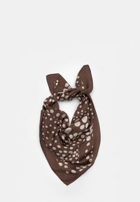 Brun silkescarf med en trekantet form dekoreret med beige prikker i forskellige størrelser, der har en glat tekstur og en bundet knude.