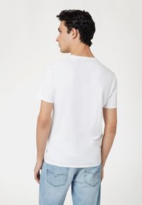 Thumbnail Image 3
