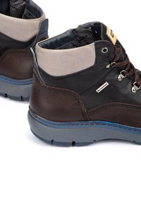 Pikolinos CACERES - Botines con cordones - olmo