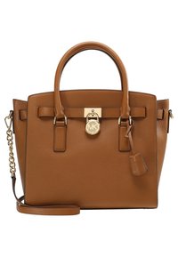 Borsa a tracolla in pelle marrone con doppie maniglie, lucchetto dorato e tracolla a catena, e un'etichetta in pelle appesa su uno sfondo bianco.