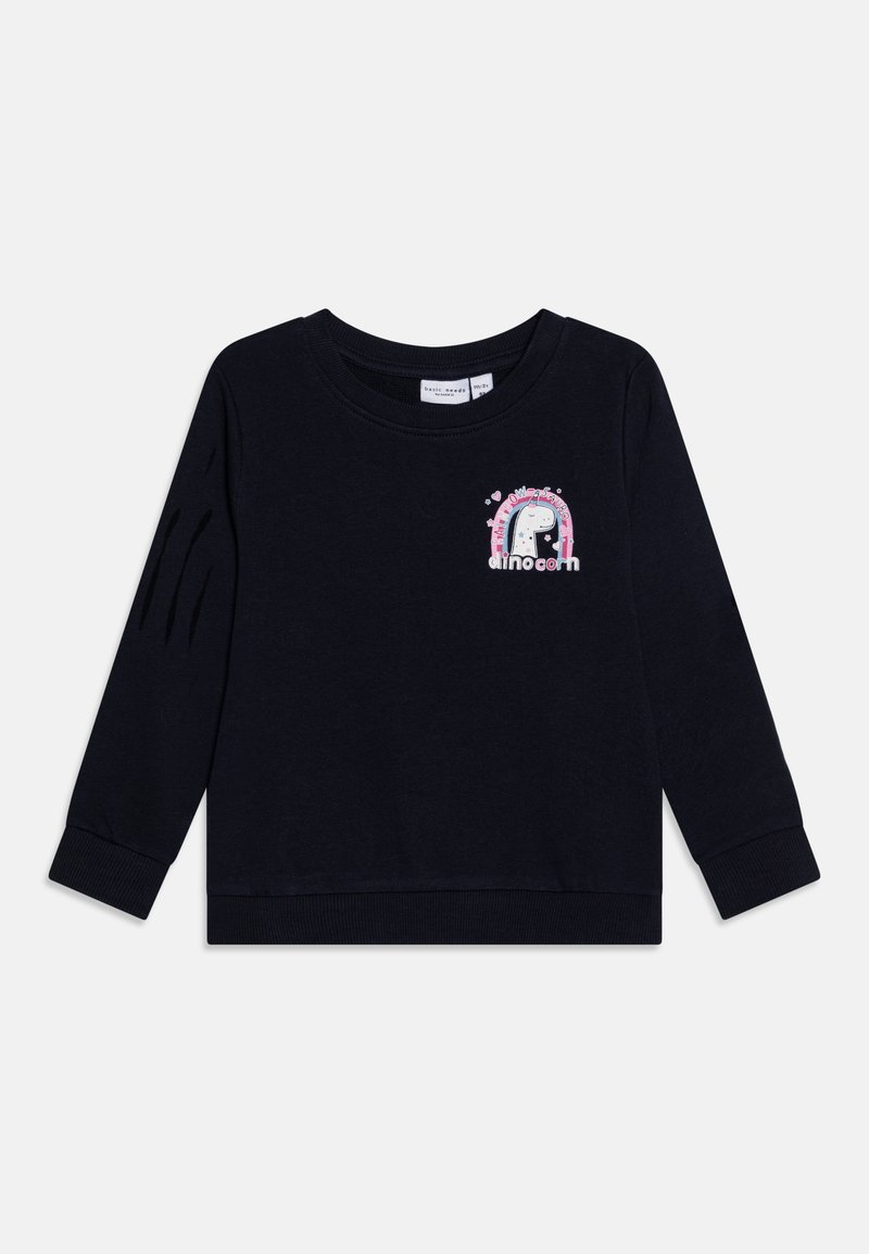 Navy blue sweatshirt dengan lengan panjang, manset berumbai, dan leher bulat. Memiliki desain cetak dengan dinosaurus dan aksen pelangi.