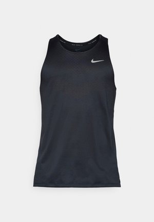 Must musta Nike, mis on valmistatud kergest ja siledast materjalist. Ümar kaelus ja ilma varrukateta disain, millel on peene struktuurse mustriga ning logo.