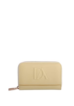 Billetera beige con cremallera alrededor, con logo "DA" en relieve en el frente y tirador de cremallera en tono dorado en el lado izquierdo.