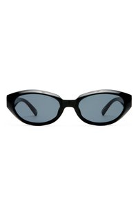 Óculos de sol estilo gato, pretos, com lentes escuras e um acabamento brilhante. Apresentam uma armação espessa e bordas curvadas para um formato distinto.