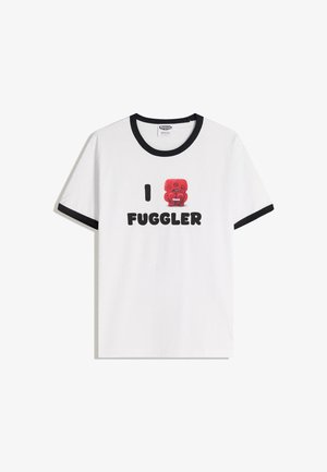 Wit T-shirt met een zwarte ringerkraag. Voorzien van een rood stripfiguurtje en de tekst "I FUGGLER" in dikke zwarte letters. Gemaakt van katoen.