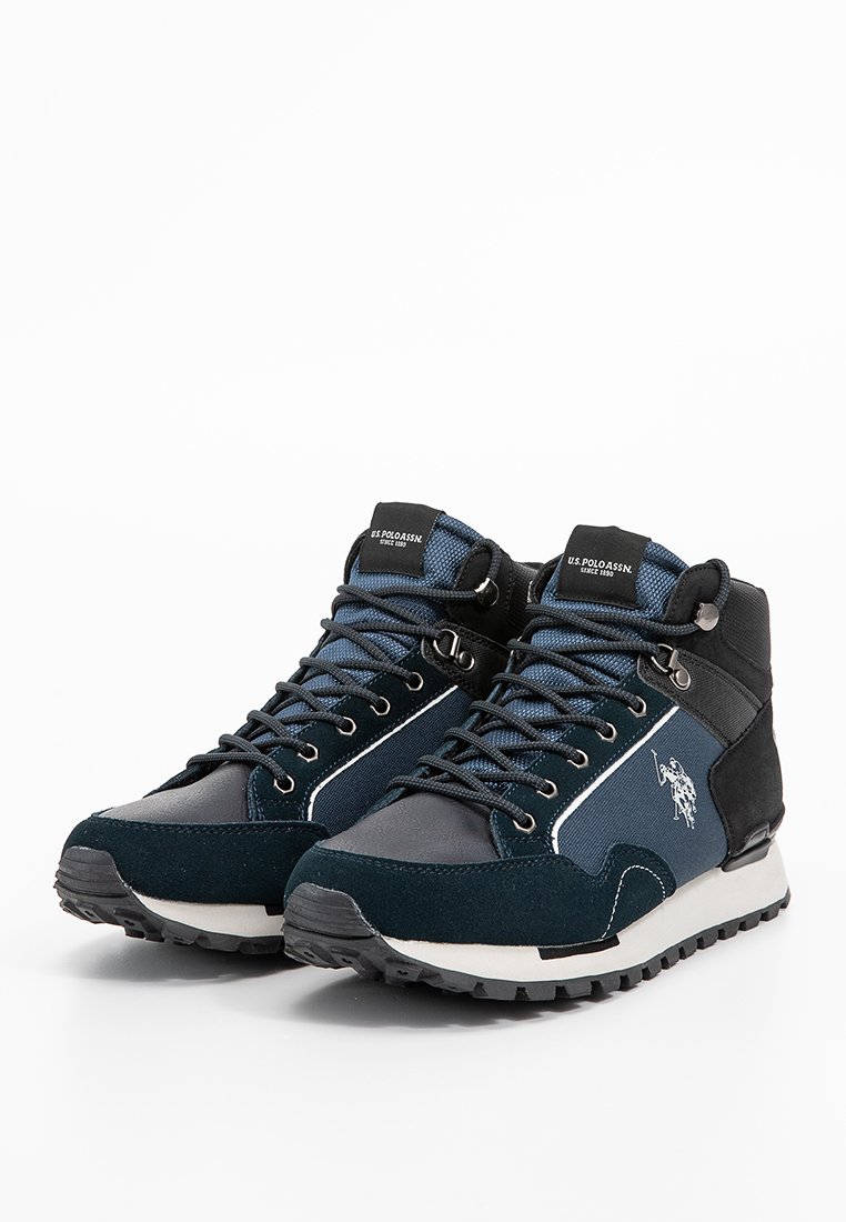 Zapatillas altas que presentan una combinación de ante azul marino, malla y materiales sintéticos. Los acentos en negro y gris realzan el diseño, con suelas con tracción.