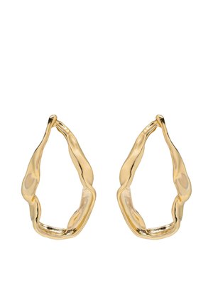 Paire de boucles d'oreilles créoles en or poli de forme irrégulière avec un design légèrement torsadé et organique sur un fond blanc.