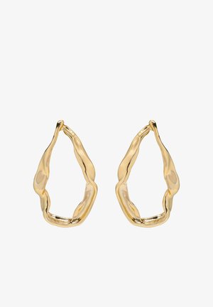 Paire de boucles d'oreilles créoles en or poli de forme irrégulière avec un design légèrement torsadé et organique sur un fond blanc.