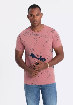 Korte mouw, ronde hals t-shirt in gedempt roze met donkerblauwe abstracte patronen. Gemaakt van ademend materiaal, met een relaxte pasvorm en een zachte textuur.