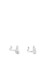 Pendientes de plata con un diseño único y abstracto en forma de gesto de pulgar hacia arriba, con un acabado pulido y curvas sutiles.