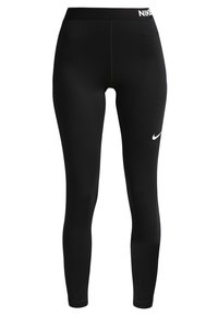 Svarta träningsleggings med ett slätt, stretchigt tyg. Har en hög midja och en vit Nike-logotyp på vänster lår. Inga mönster eller detaljer.