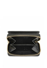 Czarny skórzany portfel na zamek błyskawiczny otwarty, ukazujący dwie główne przegrody i środkowy dzielnik, widoczne złote zęby zamka.