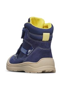 Dětské boty v námořnické modři vyrobené z veluru a textilu, s žlutou síťovinou uvnitř a suchým zipem, s texturovanou béžovou podrážkou.