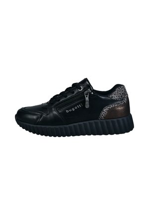 Schwarzer Bugatti-Sneaker mit seitlichem Reißverschluss, Schnürung vorne, strukturierter Sohle und gemustertem Detail an der Ferse.