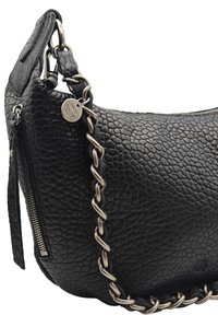 Sac bandoulière en cuir noir avec surface texturée, accent en chaîne métallique et poche zippée. Comprend un pendentif rond avec le logo de la marque.