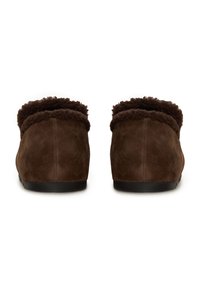 Een paar bruine suède instapsloffen met donkere bruine fleece voering, gezien van achteren op een witte achtergrond.