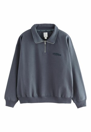 Grå pullover sweatshirt med lynlås-cola, elastiske manchetter og kant, med et subtilt broderet "LOS ANGELES" logo i mørkegrøn.