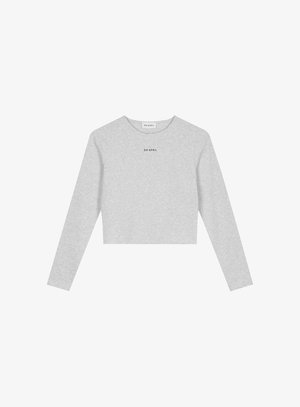 Lys grå langermet croppet topp laget av mykt materiale med rund hals og fronttekst "OH APRIL" i svart. Enkel design, uten mønstre.
