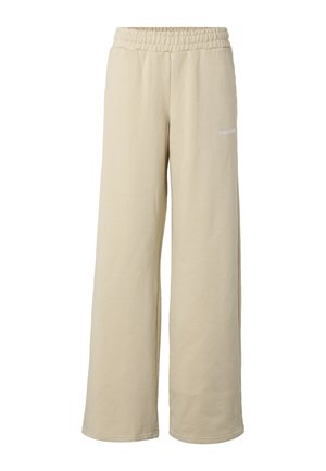 Beige vide joggingbukser med elastisk midje og liten hvit logo på øvre lår, vist på hvit bakgrunn.