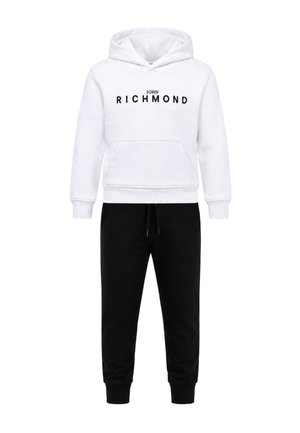 Felpa con cappuccio bianca con testo "John Richmond" e pantaloni neri con coulisse e polsini elastici, mostrati su uno sfondo semplice.
