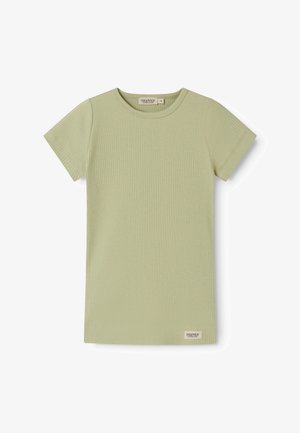 T-shirt vert clair à manches courtes côtelées avec encolure ronde et petite étiquette de marque près de l'ourlet.