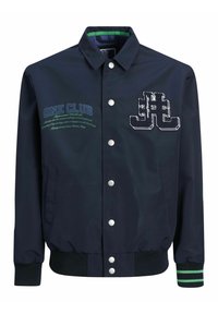 Giubbotto bombarolo navy con bottoni a pressione bianchi. Presenta il testo ricamato "ONE CLUB" e il logo, due tasche laterali e polsini a costine con righe verdi.