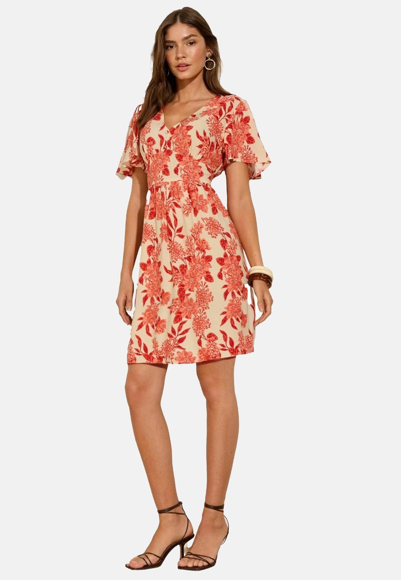 Rochie florală cu decolteu în V, cu mâneci scurte și evazate, având un model floral roșu-portocaliu pe un fundal bej deschis.