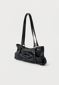 Sac à main en cuir noir avec une texture douce et froissée, doté de deux longues anses et d'accents en métal doré.