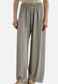 Lysegrå bukser med brede ben og en elastisk, let rynket linning. Blødt materiale med en glat overflade, der falder løst. Enkel uden pynt.