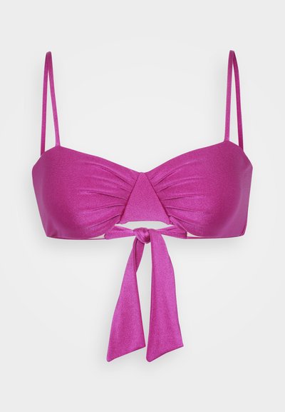 Top bikini rosa e luccicante con spalline sottili, design di tessuto arricciato e dettaglio con nodo frontale. Presenta una forma triangolare accentuata.