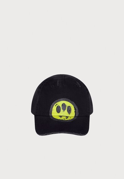 Cappello nero con visiera arrotondata e grafica gialla con tre punti disposti in forma circolare sul davanti. Materiale in cotone, design casual.