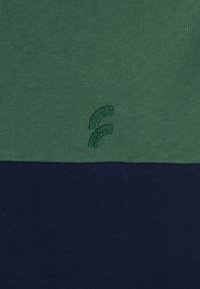 Freddy A MANICHE CORTE CON DESIGN COLOUR BLOCK - Camiseta estampada - blu