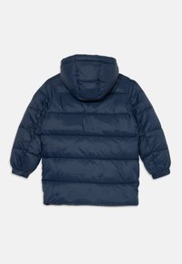 Giubbotto imbottito blu navy con cappuccio, caratterizzato da sezioni trapuntate, polsini elasticizzati e orlo dritto in vita. Texture morbida e liscia.