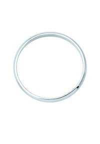 Silverring med en slät, polerad yta. Rund form med ett kontinuerligt band. Inga ytterligare dekorationer eller mönster synliga.