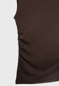 Brun, figurnära linne med sidopuffdetalj, tillverkat av slätt, elastiskt tyg med ärmlös design.
