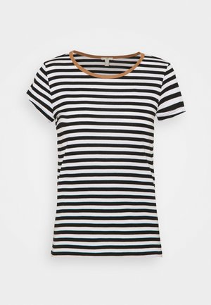 Zwart-wit horizontaal gestreept t-shirt met korte mouwen en een bruine ronde halslijn op een witte achtergrond.