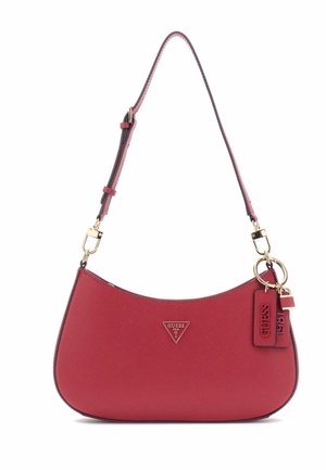 Borsa a tracolla rossa con texture, forma curva, hardware dorato e tracolla removibile, con un'etichetta del logo e un charm.