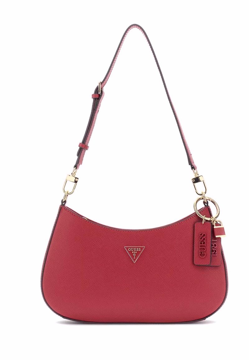 Borsa a tracolla rossa con texture, forma curva, hardware dorato e tracolla removibile, con un'etichetta del logo e un charm.