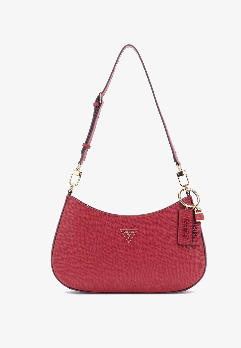 Borsa a tracolla rossa con texture, forma curva, hardware dorato e tracolla removibile, con un'etichetta del logo e un charm.